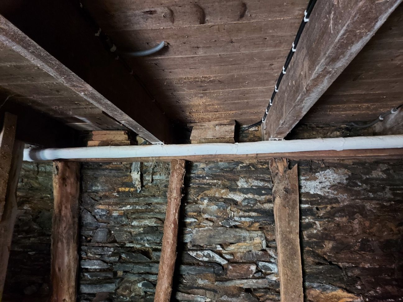 Lors d'un audit avant achat, nous avons découvert un plancher pourri, étayé par des étais bois dégradés également. 